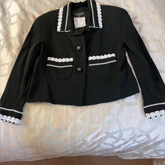 Chanel Boutique black Jacket with white crocheted trim. - Picture 3 of 5